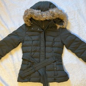 Abercrombie & Fitch Green Puffer Crop Style Jacket, with Faux Fur.